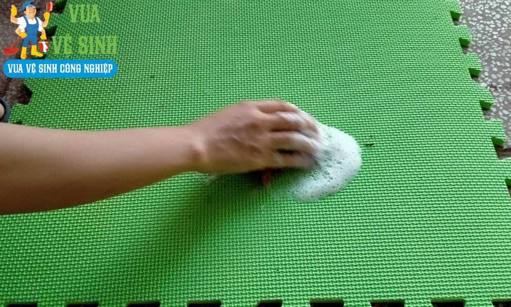 cách giặt thảm xốp